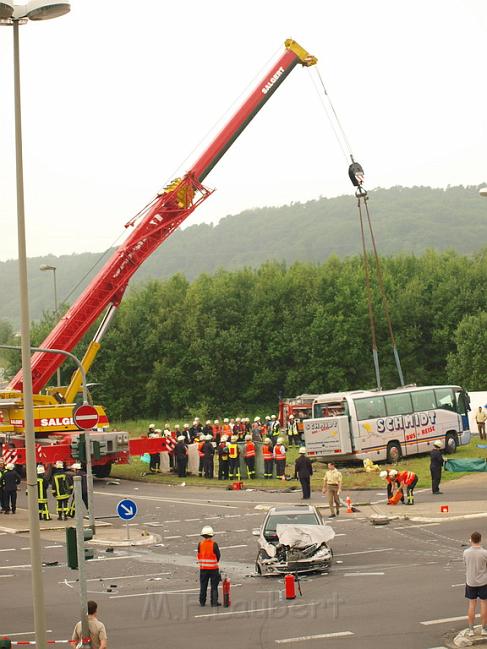 Schwerer Unfall mit Reisebus Lohmar Donrather Dreieck P472.JPG